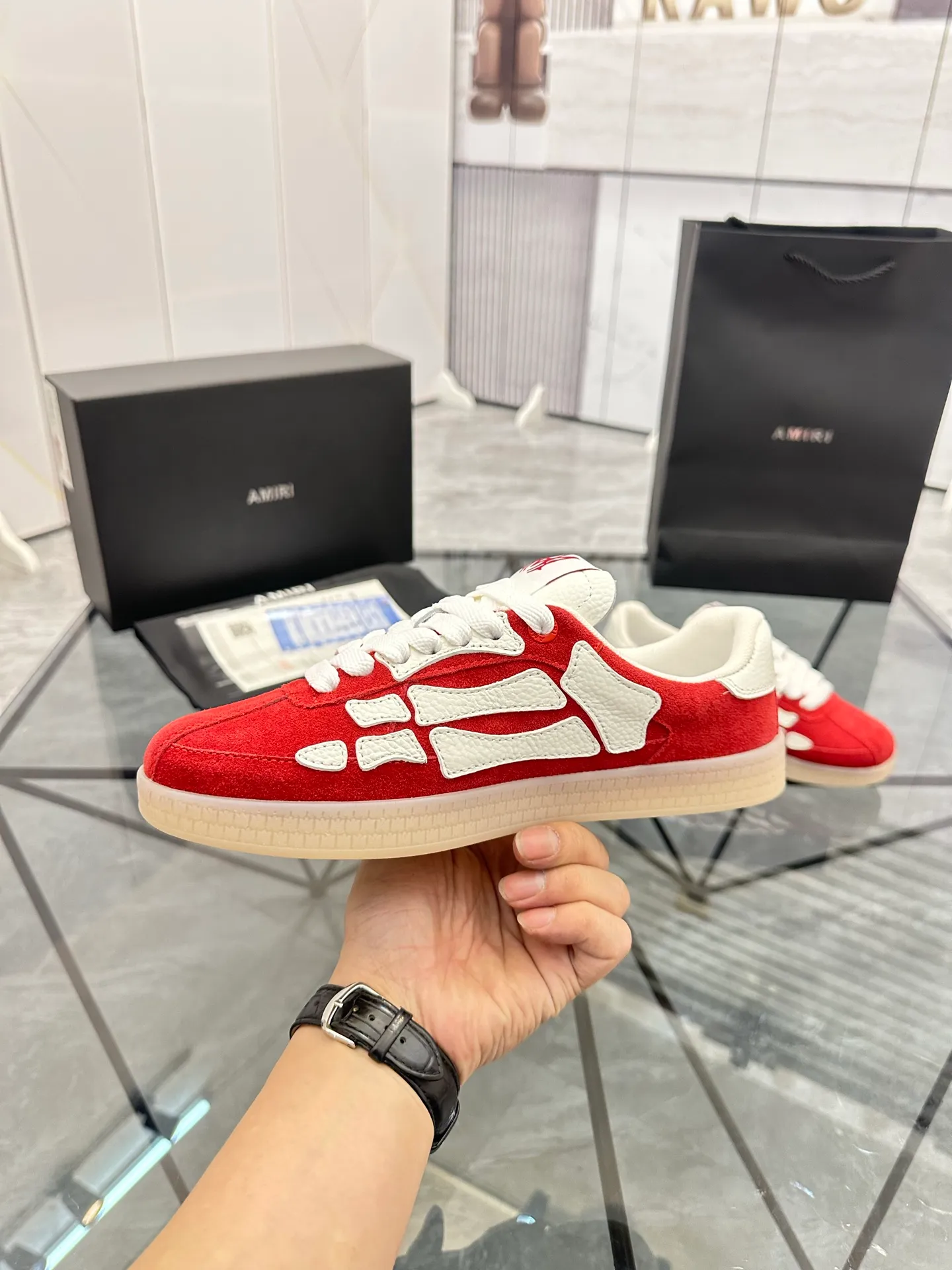 Men's shoes: 💰P600¥ Top quality in Guangzhou Product trademark: AMIRI* "Amir*" low-top casual shoes Regular size: 39-44 (can be customized to 45) Product material: Upper imported first-layer cowhide spliced ​​nubuck leather, breathable lining, original outsole. Number: 525